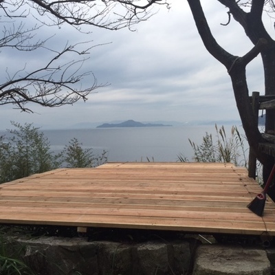 江田島市のカフェに海辺の景色を一望できるステージ